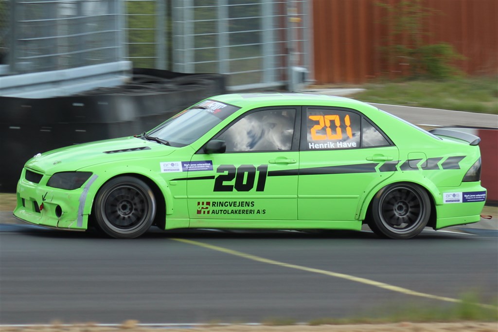 Henrik Have Jakobsen havde rigtig fået fart i den grønne Lexus IS200, hvor han ligefrem snuppede en generel sejr i YTCC. Det var først i tørvejret at han blev slået i Division 2
(Foto: JJ Media)